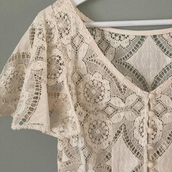 'Ava' button back lace top